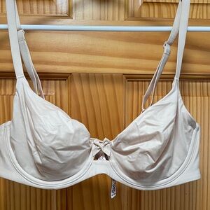 Victoria Secret body by Victoria Cream Underwire Bra